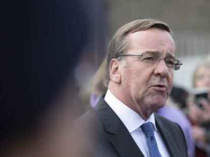 Gewisse &Auml;hnlichkeit: Ein Fotovergleich des neuen Verteidigungsministers Boris Pistorius mit Armin Laschet sorgt in der Hauptstadt f&uuml;r gro&szlig;e Erheiterung.