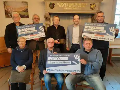 Zur Scheck&uuml;bergabe traf man sich in der Manningaburg (von links): Ludger Kalkhoff (Lions), Alessa Lawrence (Heimatverein), Detlef Meyer-Rongelraths (Heimatverein), Dieter Gro&szlig;e Veldmann (Lions), Herbert  M&uuml;ller (Lions), Hartmut M&uuml;ller (Lions/Freundeskreis Kambodscha), Gerald Hagen (Lions) und Wolfram Heidrich (Lions).