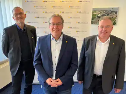 Rolf Kauke, Holger Kuhlmann und Thomas Sielemann (von links) stehen zu &bdquo;100 Prozent&ldquo; zum Standort der BKK Melitta HMR in Nordenham.
