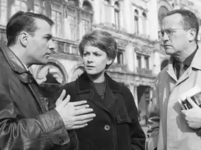 Ein Gespr&auml;ch w&auml;hrend der Dreharbeiten zu &bdquo;Die Rote&ldquo; zwischen Giorgio Albertazzi (links), Ruth Leuwerik und Autor Alfred Andersch