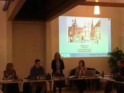 K&auml;mmerin Julia Bernhardt  (dritte von links) stellte den Haushaltsplanentwurf f&uuml;r 2023 im Finanzausschuss vor.