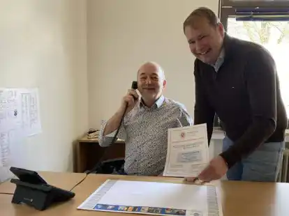 Sie wollen Trickbetr&uuml;gern die Arbeit schwer machen: Kriminaloberkommissar Carsten Vogt (links) und Polizeioberkommissar Dennis D&auml;hnenkamp (rechts) informieren im Oldenburg und im Ammerland &uuml;ber Pr&auml;ventionsm&ouml;glichkeiten.