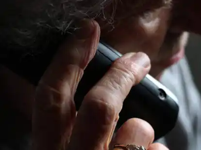 Vor allem &auml;ltere Menschen sind in Oldenburg und im Ammerland von Schockanrufen betroffen: Opfer sollten sich ruhig verhalten und m&ouml;glichst rational bleiben. (Symbolbild)