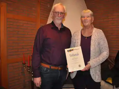Der Ehrenvorsitzende Rainer Bohlken ehrte Sabine Hadeler f&uuml;r ihre 40-j&auml;hrige Mitgliedschaft im MSC Rodenkirchen.