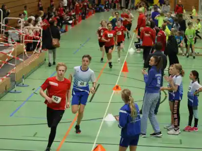 Jede Menge los bei den 39. Ostfriesischen Hallenmeisterschaften der Leichtathletikjugend: Die Macher von Blau-Wei&szlig; Borssum hatten wieder viel Arbeit in die Vorbereitung und Durchf&uuml;hrung gesteckt.