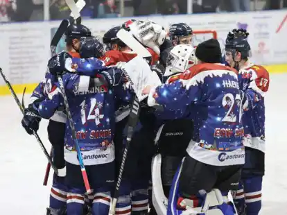 Durch zwei Siege binnen 24 Stunden in Spitzenspielen ist der ECW Sande am Wochenende auf den zweiten Tabellenplatz der Regionalliga Nord geklettert.