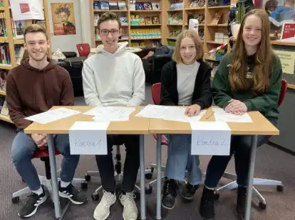 Sie vertreten das Gymnasium Wildeshausen beim Regionalwettbewerb &bdquo;Jugend debattiert&ldquo; (von links): Malte Rademacher, Steffen Henkensiefken, Johanna Pauli und Lana Langen