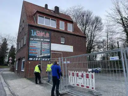 Eingez&auml;unt: Mitarbeiter der Abrissfirma sichern schon einmal das Grundst&uuml;ck rund um das Geb&auml;ude an der Nordertorstra&szlig;e.
