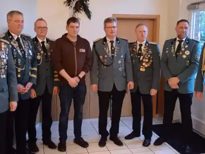 Der alte und neue Vorstand der St. Johannes Sch&uuml;tzenbruderschaft Markhausen mit dem ehemaligen Adjutant Karsten Hespe (von links), K&ouml;nig Christoph B&ouml;hmann, Schriftf&uuml;hrer Werner M&uuml;ller, Adjutant Andre Koopmann, Brudermeister J&uuml;rgen Meyer, stellv. Brudermeister Markus Schlangen, Kassenwart Hermann Kuper und Kommandant Theo Raker.