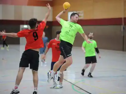 Die Handballer der HSG (am Ball, hier im Heimspiel gegen Wiefelstede) mussten am Wochenende eine Ausw&auml;rtsniederlage einstecken.