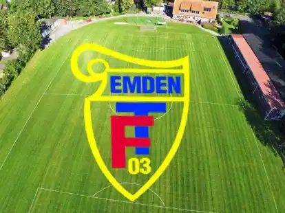 Der Platz von FT 03 Emden (mit Logo) mit Trib&uuml;ne (rechts) und im Hintergrund das neue Vereinsheim, links das alte Vereinsheim, wo die Skatspieler ihre Bleibe gefunden haben: Der Verein feiert in diesem Jahr 120-j&auml;hrigen Geburtstag.