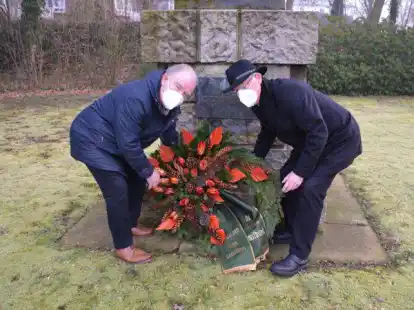 So sah sie vor zwei Jahren aus: die Kranzniederlegung am Hartwarder Friesen mit dem damaligen Stadlander B&uuml;rgermeister Klaus R&uuml;besamen (links) und Hans-Rudolf Mengers
