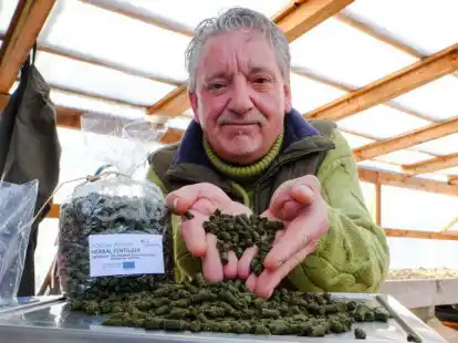 Hat sich im Gem&uuml;seanbau am Ende nicht bew&auml;hrt, gab aber den Ansto&szlig; zu weiteren Forschungen: der Blasentang-D&uuml;nger &bdquo;Hoorn-Power&ldquo; aus dem &Ouml;kowerk, hier mit Namenspate Gerhard van Hoorn.