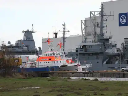 Liegt seit Mai 2020 bei der Neuen Jadewerft in Wilhelmshaven: der ausgemusterte Seenotrettungskreuzer &bdquo;Alfried Krupp&ldquo; (ehemals auf Borkum stationiert). L&auml;ngsseits liegt die &bdquo;Vormann Jantzen&ldquo;.