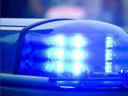 Einen Verkehrsunfall in Falkenburg, bei dem zwei Frauen verletzt wurden, meldet die Polizei (Symbolbild).