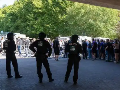 Die Parkpl&auml;tze unter der Autobahn werden, so wie hier beim Spiel gegen den VfL Osnabr&uuml;ck im September, wieder gesperrt sein. Dort befindet sich der Zugang zum G&auml;steblock.