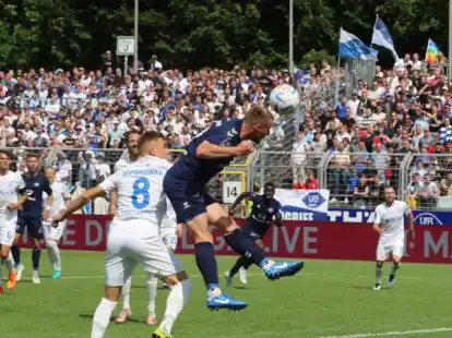 9212 Zuschauer kamen zum Heimspiel des VfB Oldenburg (Max Wegner beim Kopfball) gegen den SV Meppen. Eine &auml;hnliche Zahl k&ouml;nnte auch an diesem Sonntag gegen Dynamo Dresden erreicht werden.