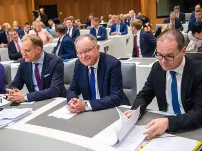 Stephan Weil (SPD, Mitte), Ministerpr&auml;sident von Niedersachsen, sitzt mit Wiard Siebels (SPD, links) und Grant Hendrik Tonne (SPD, rechts) bei der konstituierenden Sitzung im Nieders&auml;chsischen Landtag.