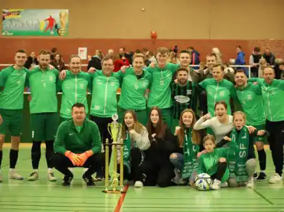 Und erneut haben sie einen Pott geholt: Nach dem Neujahrsturnier in Hinte siegte SF Larrelt auch beim Supercup von FT Gro&szlig; Midlum.