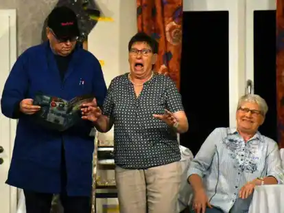 Szene aus dem plattdeutschen Schwank &bdquo;Hartmann mokt dat!&ldquo;, den die Speelkoppel des Heimatvereins D&uuml;ngstrup bei Sch&ouml;nherr auf die B&uuml;hne bringt.