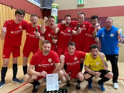 Ausgelassen feierte das Team der SG Wangerland den Turniersieg beim Jever-Fun-Cup. Schlie&szlig;lich hatte man aus den ersten drei Spielen der Vorrunde nur einen Punkt geholt.