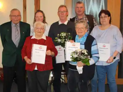 Ortsverbandsvorsitzender Heino Schmeyer (links) zeichnete die treuen VdK-Mitglieder aus.