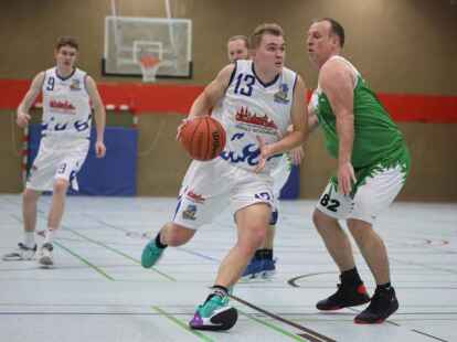 Ausgebremst haben die Spieler der SG Cleverns-Sandel um Daniel Sch&ouml;nbohm (rechts) und Andre Sjuts den SV Ofenerdiek.