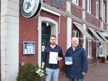L&ouml;ningens B&uuml;rgermeister Burkhard Sibbel (r.) &uuml;berreichte den F&ouml;rderbescheid an Philip Reiners.