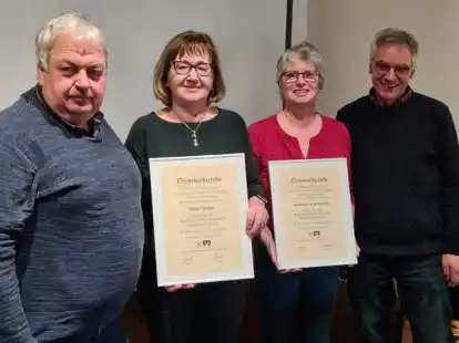 Dieter H&uuml;lstede (links) und Frank Francksen (rechts) ehrten Hilde Felske (2. von links) und Gabriele Ackermann.
