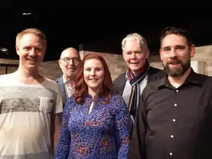 Nach der Vorstellung: Das Foto zeigt von vorne die Akteure Andr&eacute; Gelhart, Ulrike Sch&uuml;tze und Nicolas C. Ducci. Hinten sind Arnold Preu&szlig; und Peter Buchholz zu sehen.