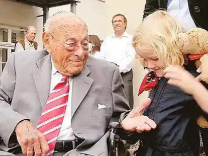 Besuch in Oldenburg 2009: Ehrenb&uuml;rger Leo Trepp war der Kontakt zu jungen Menschen immer wichtig.