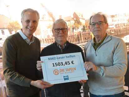 Uwe Mork, Bereichsleiter Vertrieb &amp; Service bei der NWZ, &uuml;bergab den symbolischen Scheck &uuml;ber 1503,45 Euro an Johannes Budde und Reinhold Looschen von der Tafel Friesoythe (im Bild von links).