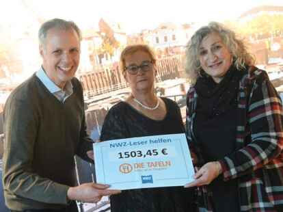 NWZ-Bereichsleiter Vertrieb &amp; Service &uuml;bergab den symbolischen Scheck an Ulla Krieger und Yvonne Jan&szlig;en vom Vorstand der Tafel Wilhelmshaven (im Bild von links).