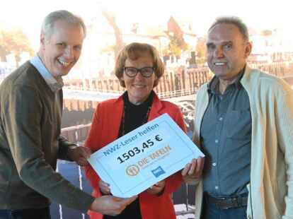 Uwe Mork (NWZ) &uuml;berreichte den symbolischen Scheck an Brigitte Schr&ouml;ter und Karl-Heinz Thoben von der Cloppenburger Tafel (im Bild von links).