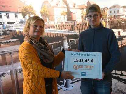 Jannik Br&uuml;secke nahm die Geldspende f&uuml;r die Tafel Westerstede im Oldenburger Medienhaus entgegen. Links im Bild NWZ-Mitarbeiterin Marion Sandstede.