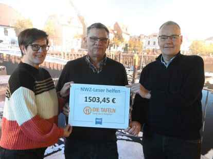 NWZ-Mitarbeiterin Andrea Bonewald &uuml;berreichte den symbolischen Scheck an Gerd Aring und J&ouml;rg Meyer von der Wildeshauser Tafel (im Bild von links).
