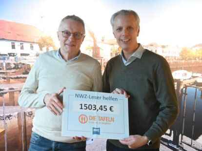 F&uuml;r die Tafel Varel nahm Georg Kallage (links im Bild) die in der Einrichtung dringend ben&ouml;tigte Zuwendung entgegen.