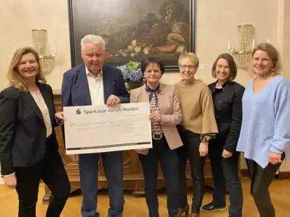 Bei der Scheck&uuml;bergabe (v.l.): Manuela Ammersken, Hans-J&uuml;rgen Wehmh&ouml;rner (F&ouml;rderverein des Kommunalen Pr&auml;ventionsrates), Petra Schmidt, Anke Janssen, Andrea Alder und Leonie Tempel.