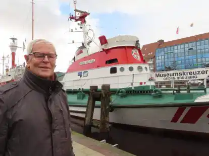 Der langj&auml;hrige Vorsitzender des F&ouml;rderkreises Seenotrettungskreuzer &bdquo;Georg Breusing&ldquo;, Wedig von dem Knesebeck, vor dem Museumsschiff im Emder Ratsdelft. Ende 2022 &uuml;bergab er das Ruder an die n&auml;chste Generation.
