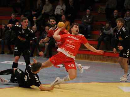 Haut sich ab sofort wieder auf dem Spielfeld voll f&uuml;r die Vareler Oberliga-Handballer rein: der wiedergenesene Jan Derk Jan&szlig;en