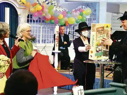 Wurden vor etwa einem Jahr in der Christuskirche verabschiedet: Timo und Hanna Rucks (von rechts). Pastorin Elisabeth Saathoff (links) erz&auml;hlt, wie die Gemeinde den Weggang kompensiert.