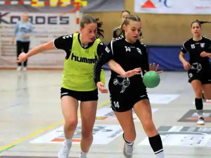 Schenkten sich nichts: Pia Ovelg&ouml;nne (HSG Friesoythe, links) und Insa Bl&ouml;mer (TV Cloppenburg)