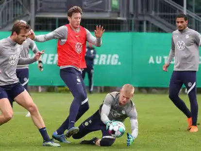 Training bei den Profis: Im Mai 2021 h&auml;lt Lino Kasten (Dritter von links) einen Ball umzingelt von Wolfsburgs (von links) Marin Pongracic, Wout Weghorst und Maxime Lacroix.
