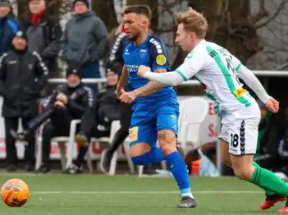 Erzielte das 1:0 f&uuml;r Kickers Emden: Ilyas Bircan (blaues Trikot).
