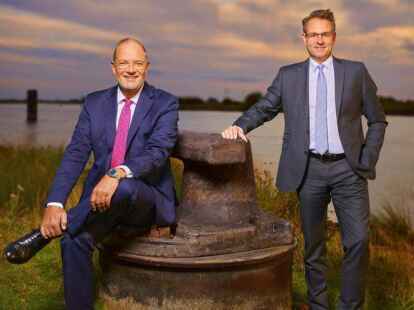 Freuen sich &uuml;ber die gute Gesch&auml;ftsentwicklung der Ostfriesischen Volksbank (v. l.): Vorstandsvorsitzender Holger Franz und Vorstandsmitglied Georg Alder.