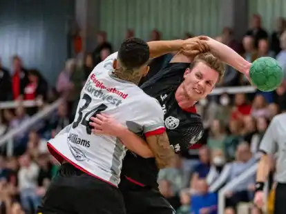 Nur nicht lockerlassen: Michael Leon Williams junior vom TV Cloppenburg (wei&szlig;es Trikot) in Aktion