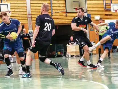 Anspiel an den Kreis: Haarentors Tim Stapenhorst (rechts) und Niclas Hafemann (links) hebeln im Hinspiel Harens Defensive um den fr&uuml;heren Champions-League-Spieler Velibor Manjic (Nummer 69) aus.