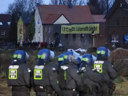 Polizisten stehen am Rande des besetzten Braunkohleorts L&uuml;tzerath. Mit der R&auml;umung des von Klimaaktivisten besetzten Ortes am Braunkohletagebau wird ab diesem Mittwoch gerechnet.