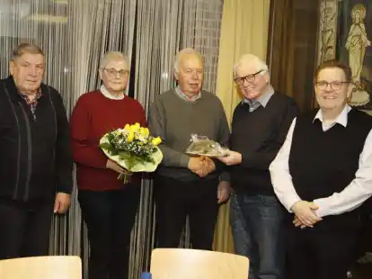 Bei der Chorgemeinschaft &bdquo;Concordia&ldquo; Bar&szlig;el wurden der langj&auml;hrige Dirigent Fritz J&uuml;rgen Baumann (Mitte) durch die Vorstandsmitglieder (von links) Oswald Ma&szlig;ner, Agnes Lamping und Ullrich Dumstorff sowie Pr&auml;ses Pfarrer Ludger Becker geehrt.