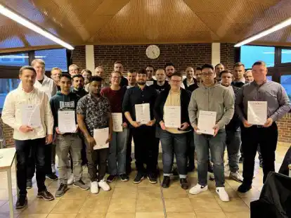 Freuen sich &uuml;ber ihren Gesellenbrief: 22 ehemalige Auszubildende der Metall-Innung Oldenburg mit Obermeister Jan Oltmanns und zwei Ausbildern im Bildungszentrum der Kreishandwerkerschaft.